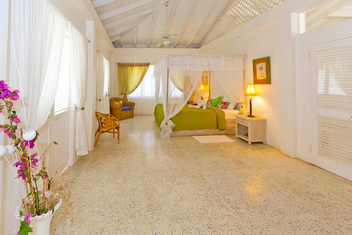 Warm Breezes - 3 bedrooms- shared pool-on a hill with lots of stairs, for the best Seaview. | 1 soverom, safe på rommet, strykejern/-brett og barnesenger (inkludert)