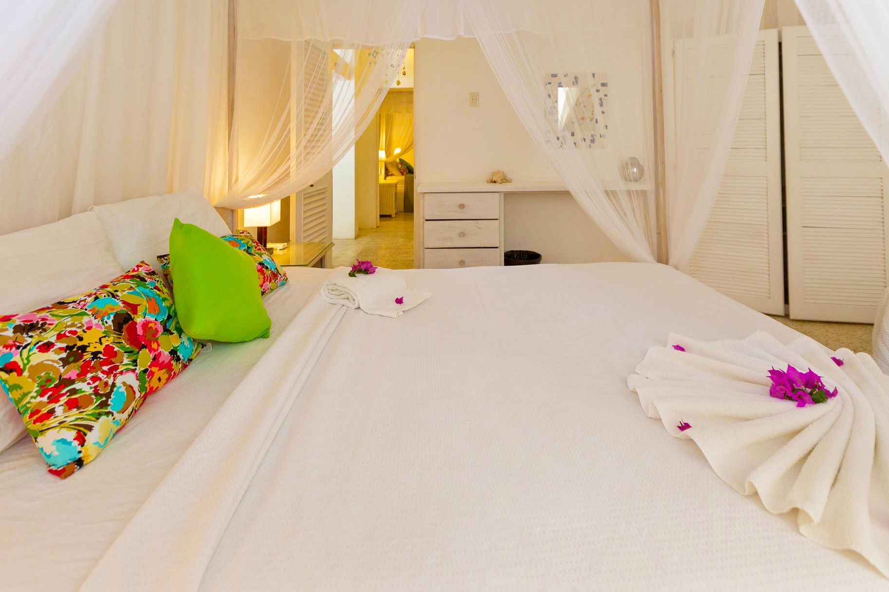 Warm Breezes - 3 bedrooms- shared pool-on a hill with lots of stairs, for the best Seaview. | 1 chambre, coffre-fort, fer et planche à repasser, lit de bébé (gratuit)