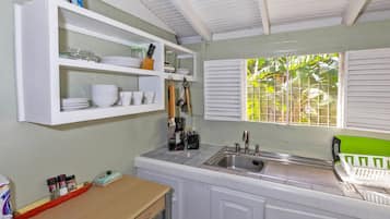 Casa de campo, cocina (Sweet Nest) | Cocina privada | Refrigerador con congelador, microondas, horno y parrilla de estufa