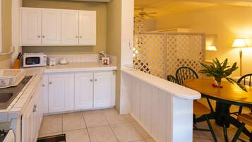 Apartment, Kitchen, Sea View (Artist Studio) | Private kitchen | Full-sized fridge, microwave, oven, stovetop