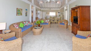 Warm Breezes - 3 bedrooms- shared pool-on a hill with lots of stairs, for the best Seaview. | Ruang tamu