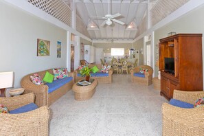 Warm Breezes - 3 bedrooms- shared pool-on a hill with lots of stairs, for the best Seaview. | 起居區 | LED 液晶電視