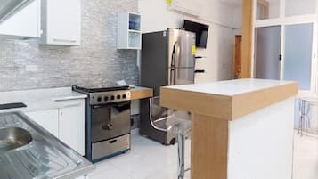 Apartamento Deluxe, vistas a la ciudad | Cocina privada | Frigorífico, microondas, horno y placa de cocina