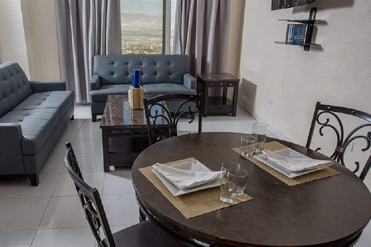 Departamento Deluxe, vista a la ciudad | Servicio a la habitación