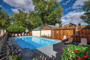 Outdoor pool, open 8:30 AM to 10:00 PM, sun loungers - Moab Rustic Inn (Moab)