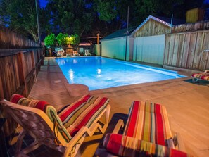 Outdoor pool, open 8:30 AM to 10:00 PM, pool loungers - Moab Rustic Inn (Moab)