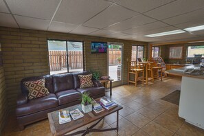 Lobby sitting area - Moab Rustic Inn (Moab)
