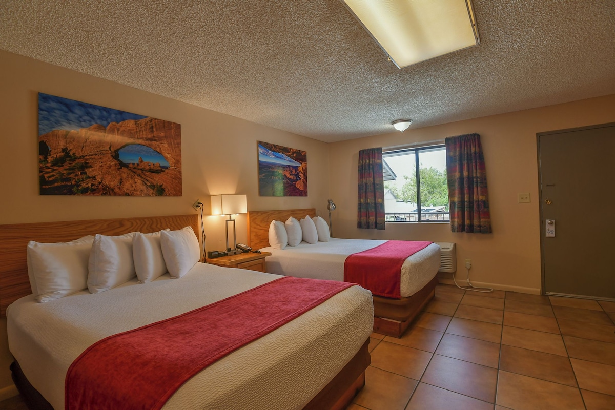 Double Queen Suite with Kitchenette - Tile | Desk, soundproofing, iron/ironing board, WiFi (free)