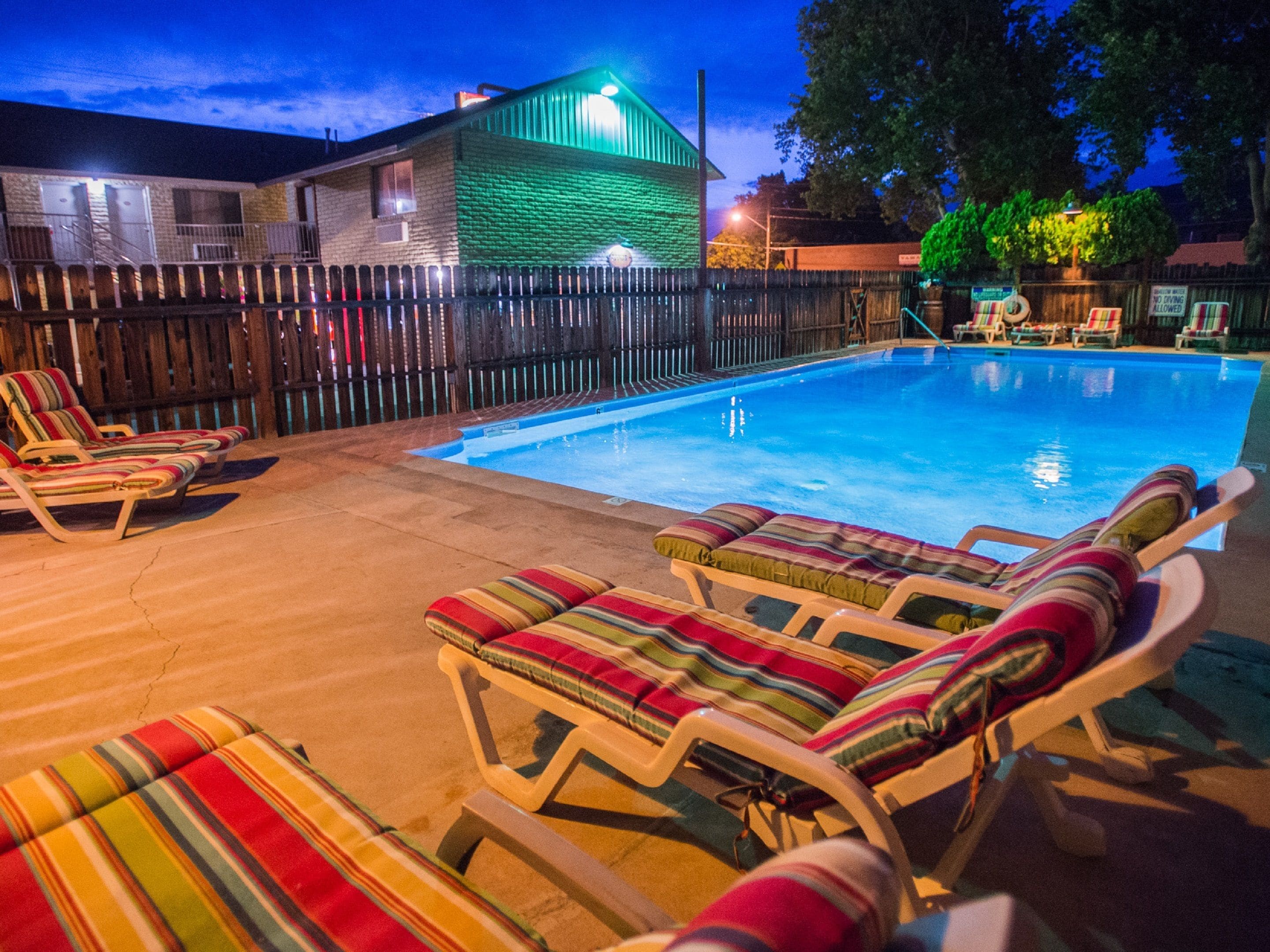 Utendørsbasseng og solsenger