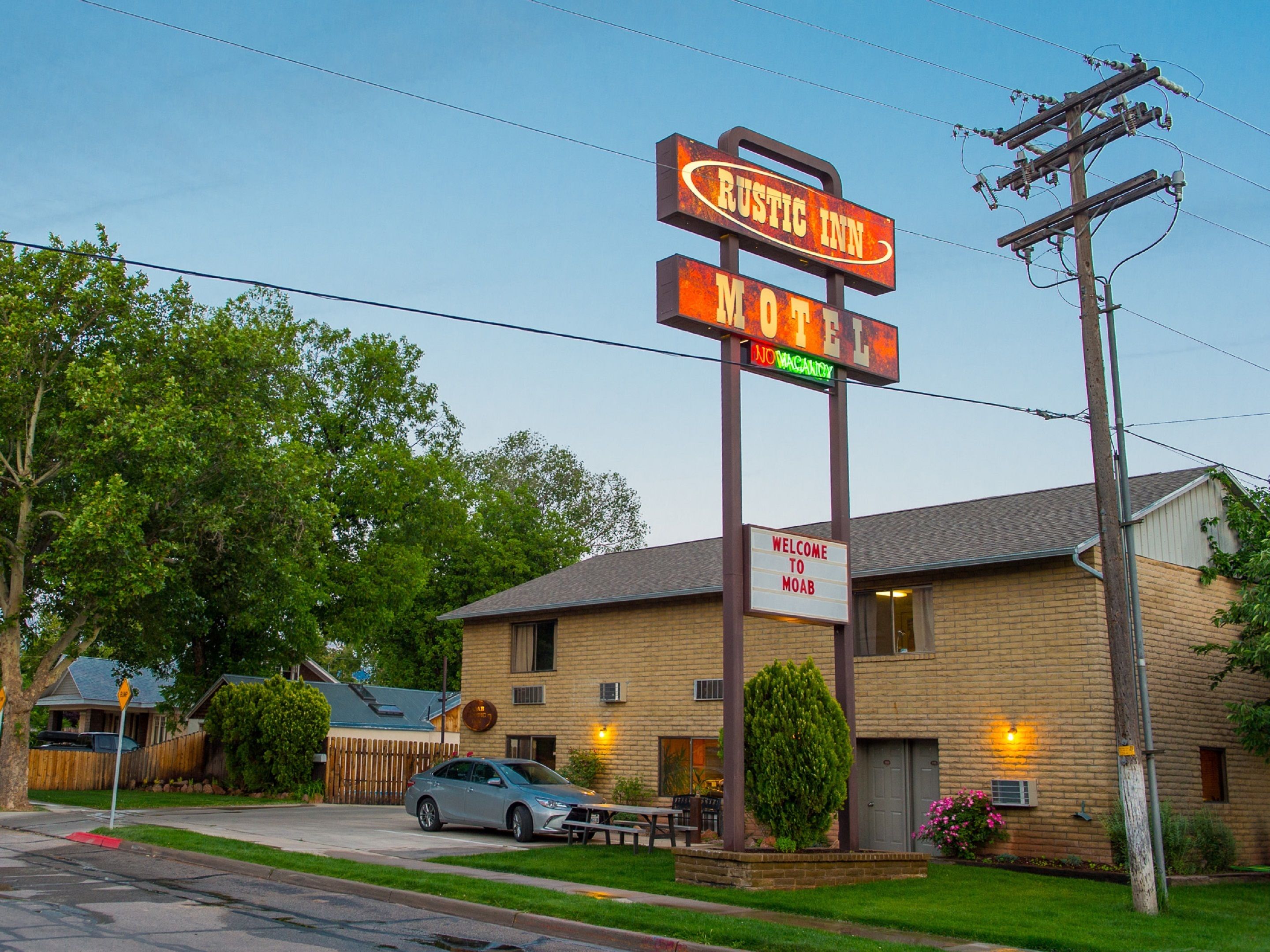 Un motel con un letrero que indica habitaciones agotadas.