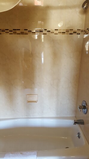 Shower, towels - New Relax INN (Bridgeview)