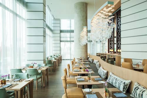 2 restaurants; breakfast, lunch, and dinner served