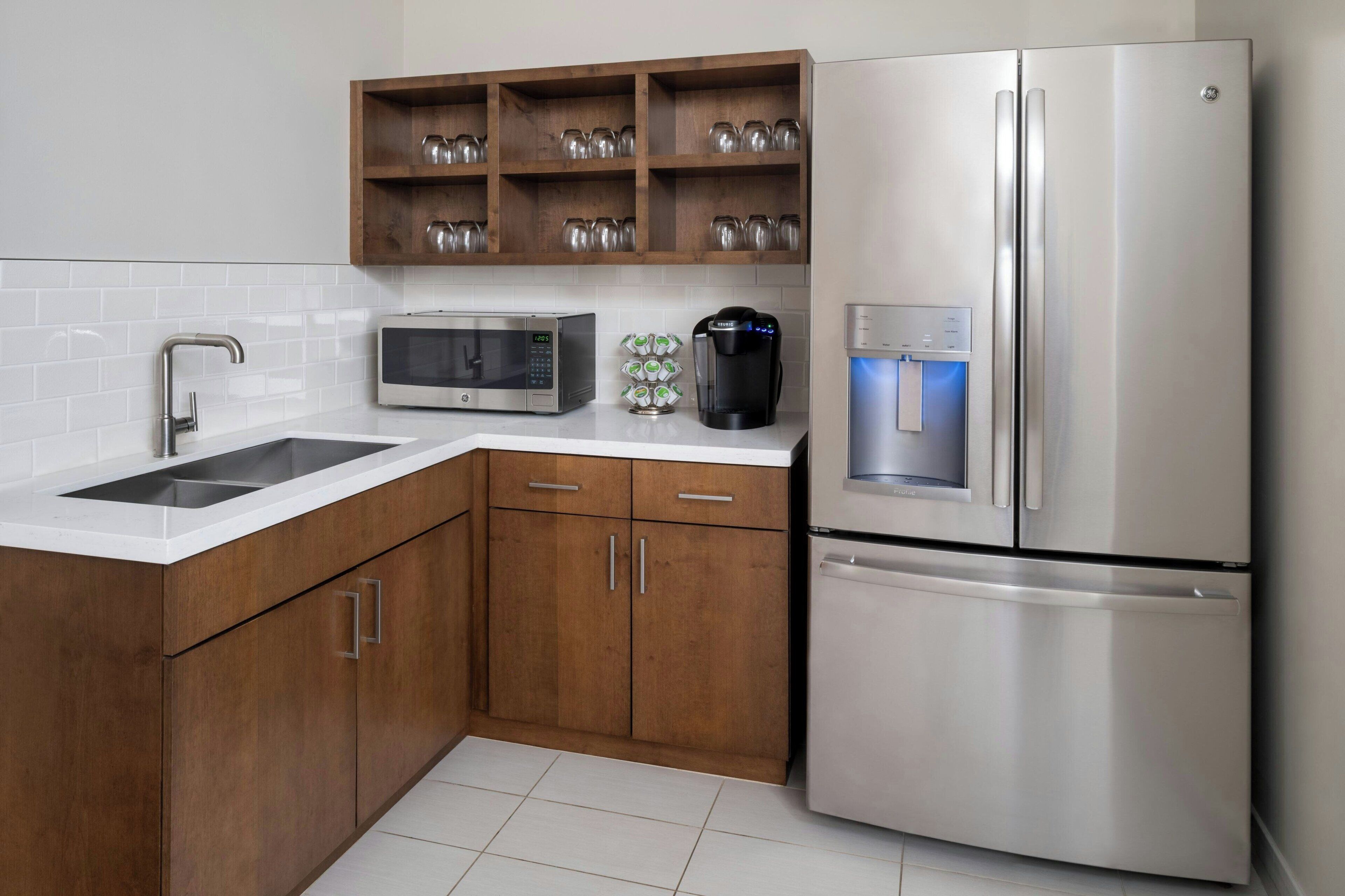 fridge, coffee/tea maker