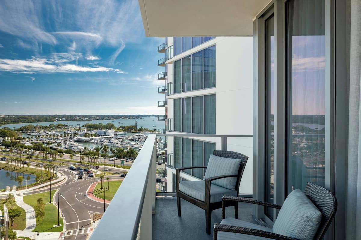 Ein Balkon mit Blick auf einen Yachthafen und die Skyline der Stadt.