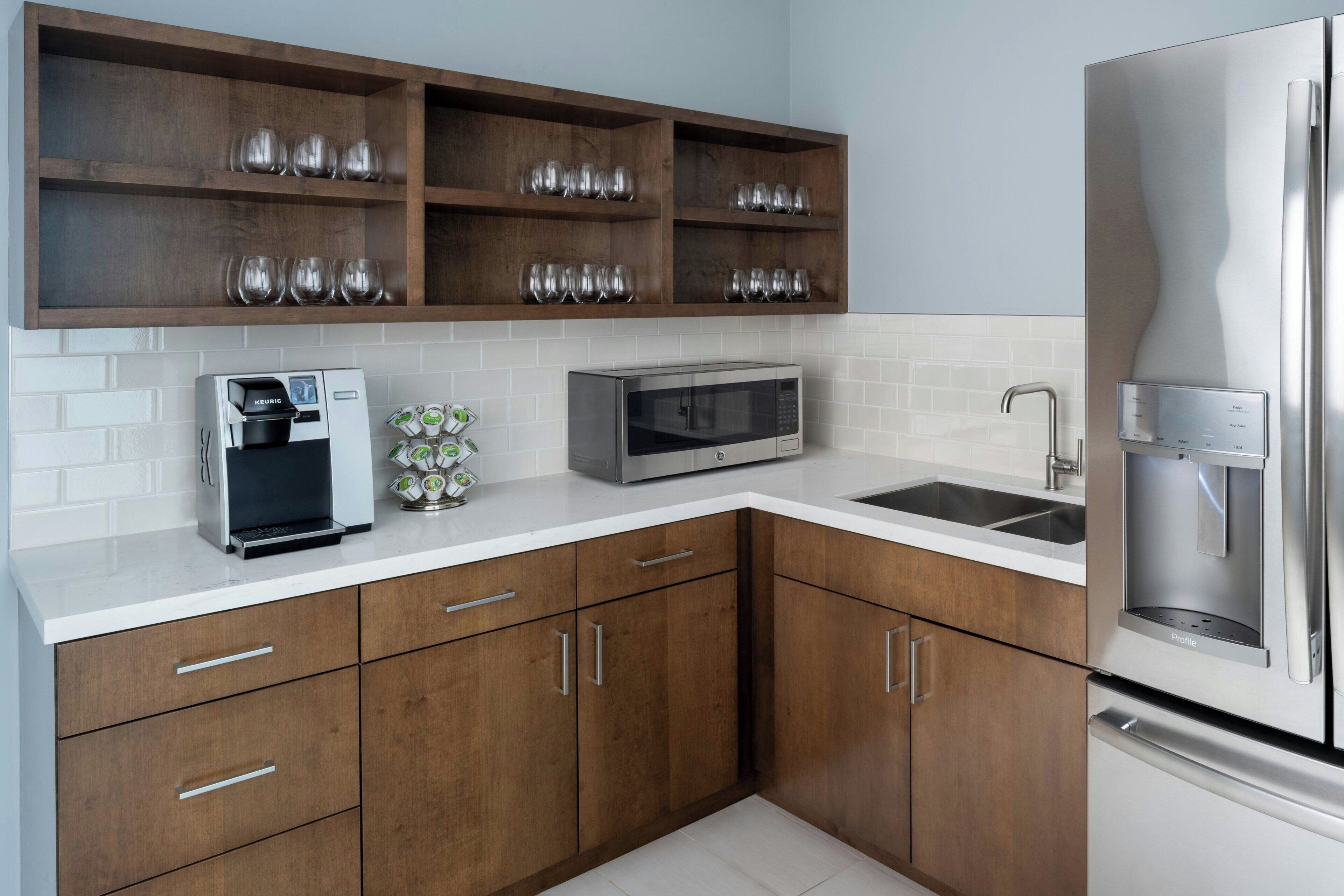 fridge, coffee/tea maker