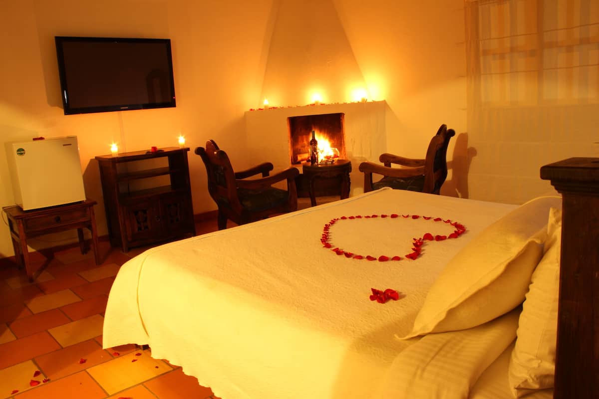 Junior Suite, Jetted Tub | Desk, iron/ironing board (on request), rollaway beds (surcharge)
