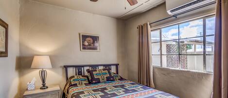 Kamer, 1 queensize bed met slaapbank | 1 slaapkamer, verduisterende gordijnen, een strijkplank/strijkijzer