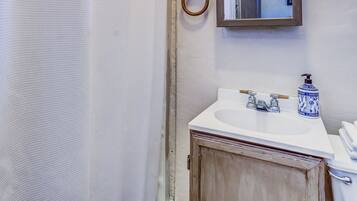 Room, 1 Queen Bed with Sofa bed | Bathroom