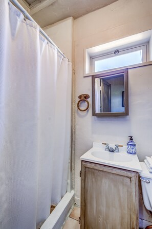 Room, 1 Queen Bed with Sofa bed | Bathroom