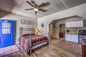 1 habitación, cortinas blackout y tabla de planchar con plancha 