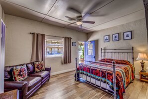 Chambre, 2 grands lits | 1 chambre, rideaux occultants, fer et planche à repasser, Wi-Fi gratuit