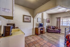 1 habitación, cortinas blackout y tabla de planchar con plancha 