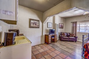 Quarto, 2 camas Queen | 1 quarto, cortinas blackout, ferros/tábuas de passar roupa