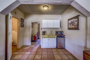 Quarto, 2 camas Queen | Cozinha privada | Geladeira, micro-ondas, cafeteira/chaleira