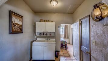 Habitación, 1 cama Queen size y sofá cama | Cocina privada | Refrigerador, microondas, cafetera y tetera y utensilios de cocina