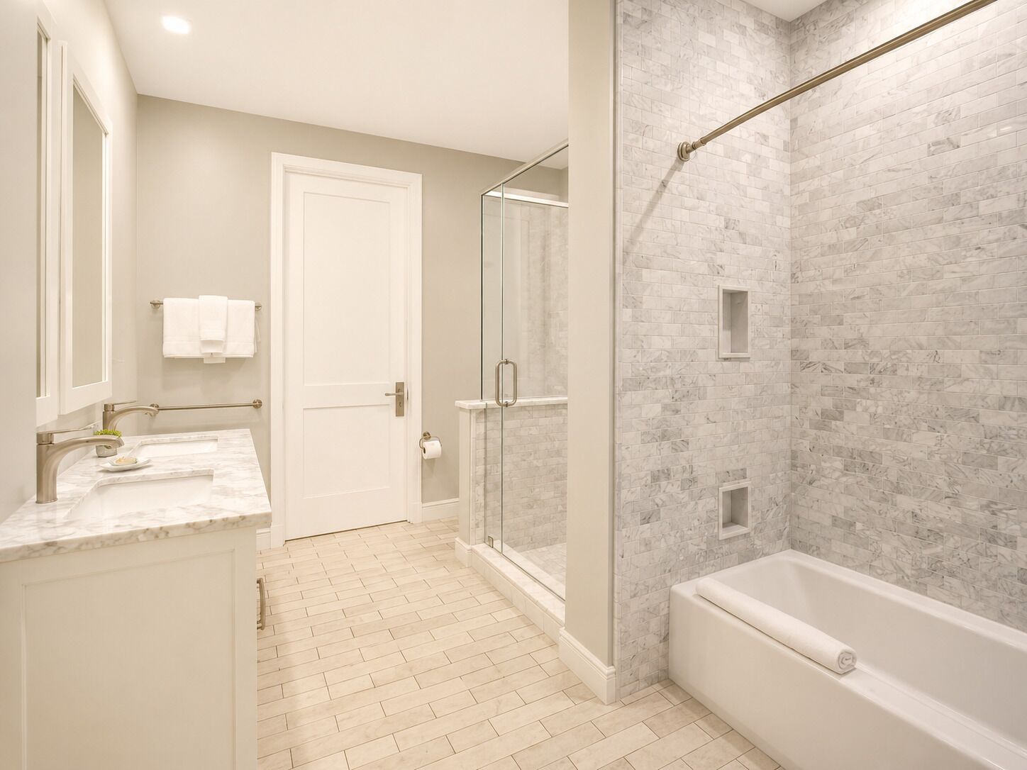 Une salle de bain équipée d’une douche, d’une baignoire et d’un meuble-lavabo avec un miroir.