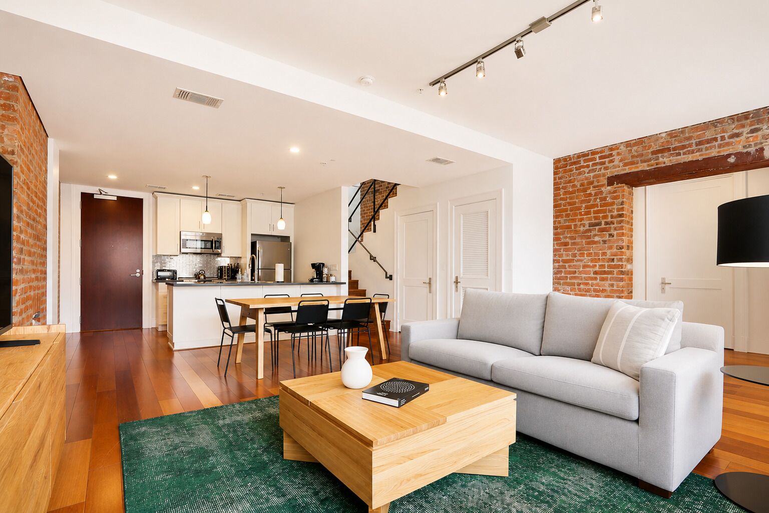 Una sala moderna con un sofá, una mesa de centro y un comedor.