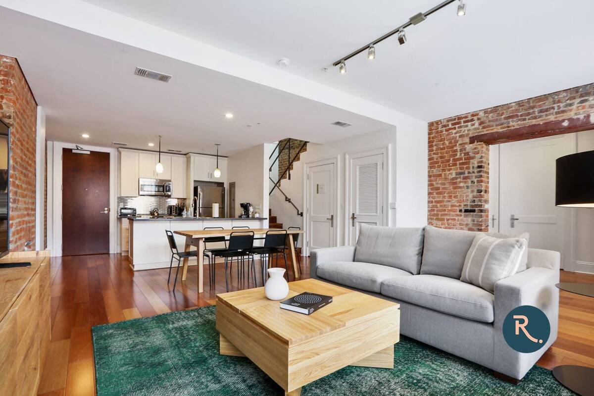 Apartamento moderno com cozinha, sala de jantar e sala de estar.