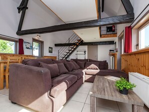 Fernseher, Tischfußball, Tischtennisplatte