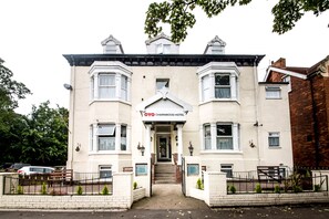 Front of property – evening/night - OYO Charnwood Hotel (Skegness)