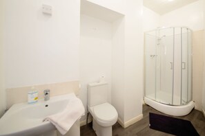 Standard Triple Room, Multiple Beds | Bathroom | Free toiletries, towels, soap, shampoo - OYO Charnwood Hotel (Skegness)