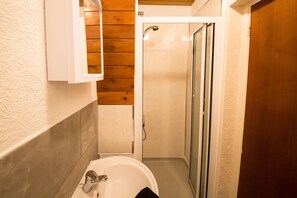 Chambre Standard, 1 lit double | Salle de bain | Articles de toilette (gratuits), serviettes fournies, savon, shampooing
