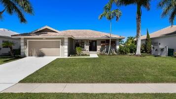 House, 3 Bedrooms | Property entrance