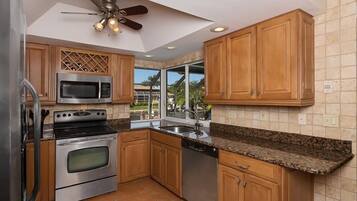 House, 3 Bedrooms | Private kitchen | Fridge, microwave, oven, stovetop