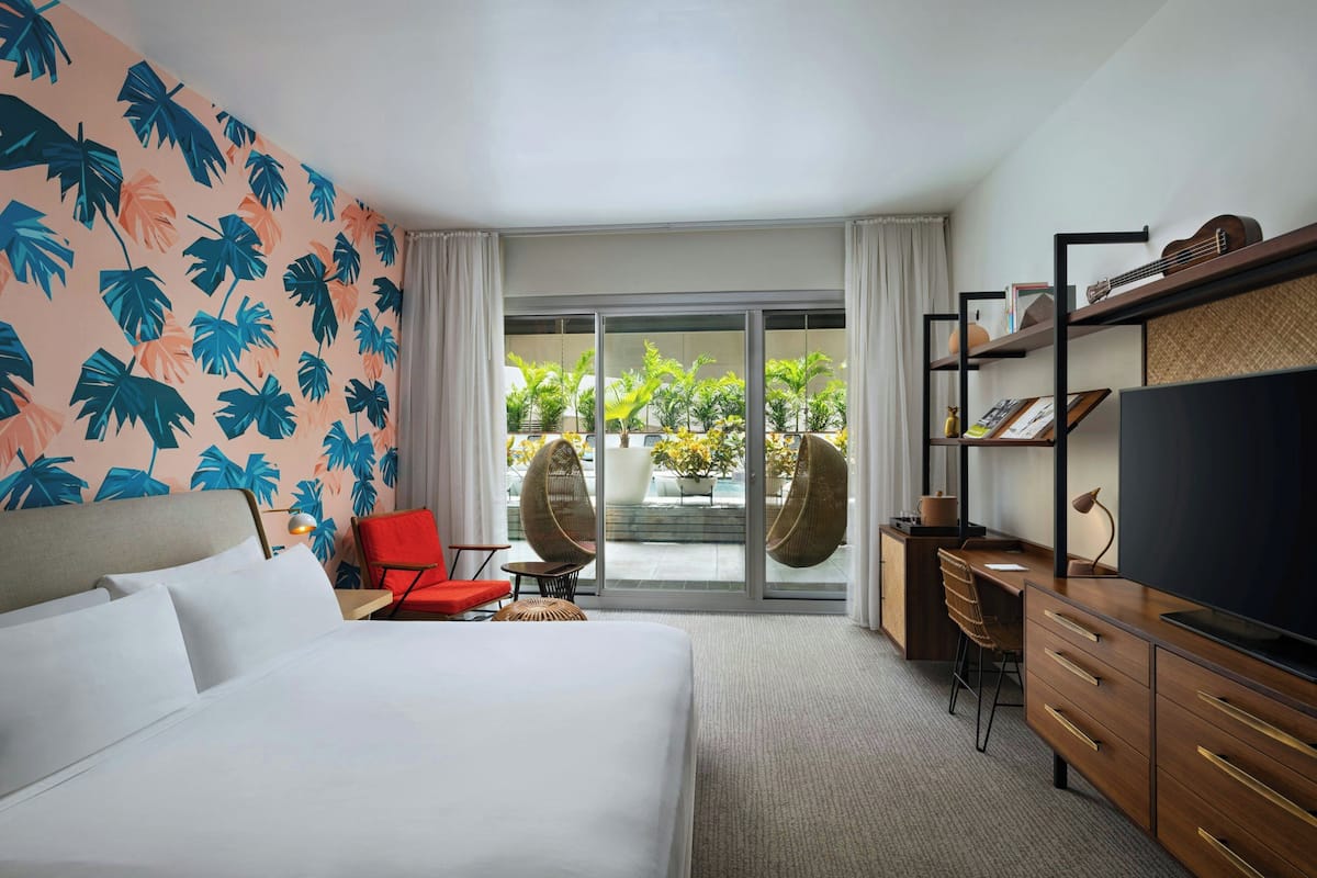 Quarto, 1 cama King, para não fumantes, ao lado da piscina | Roupas de cama premium, cofres nos quartos, escrivaninha