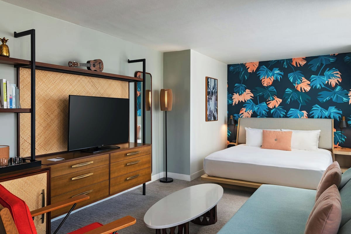 Suíte júnior, 1 cama King, para não fumantes, sacada | Roupas de cama premium, cofres nos quartos, escrivaninha