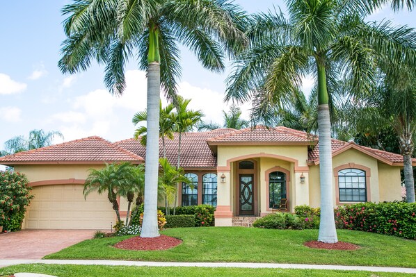 Casa, 3 habitaciones | Vista frontal de la propiedad