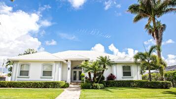 House, 3 Bedrooms | Property entrance