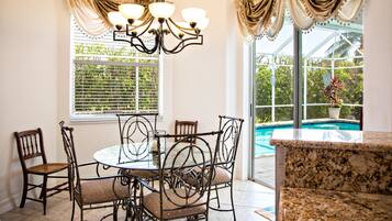 House, 3 Bedrooms | Private kitchen | Fridge, microwave, coffee/tea maker