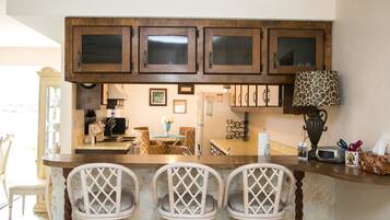 House, 3 Bedrooms | Library