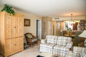 Condo, 2 Bedrooms | Living area