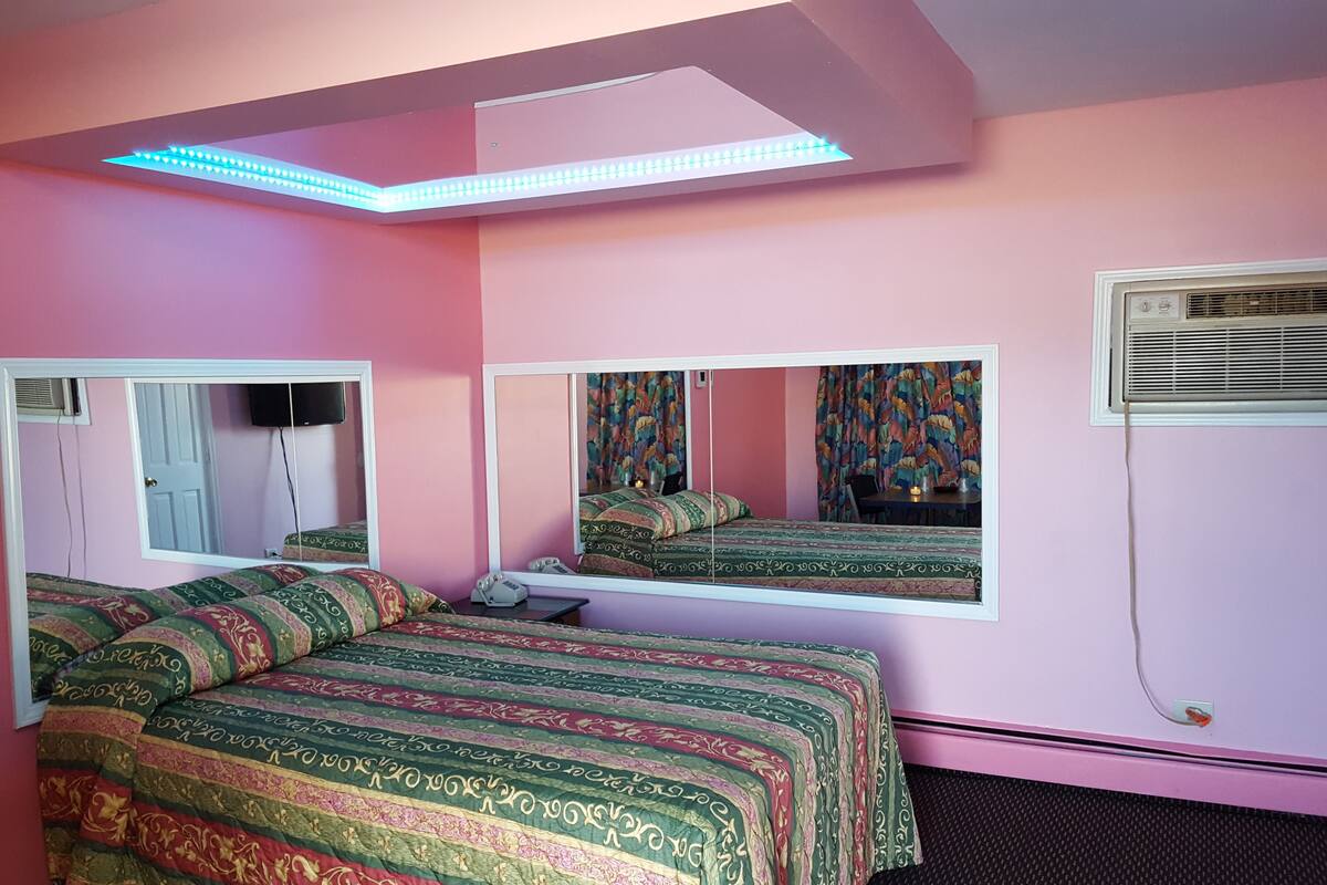 Standard Room, 1 Queen Bed, Non Smoking | Free WiFi, bed sheets