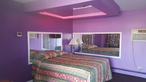 Standard Room, 1 Queen Bed, Smoking | Free WiFi, bed sheets - Sharn's Motel (Worth)