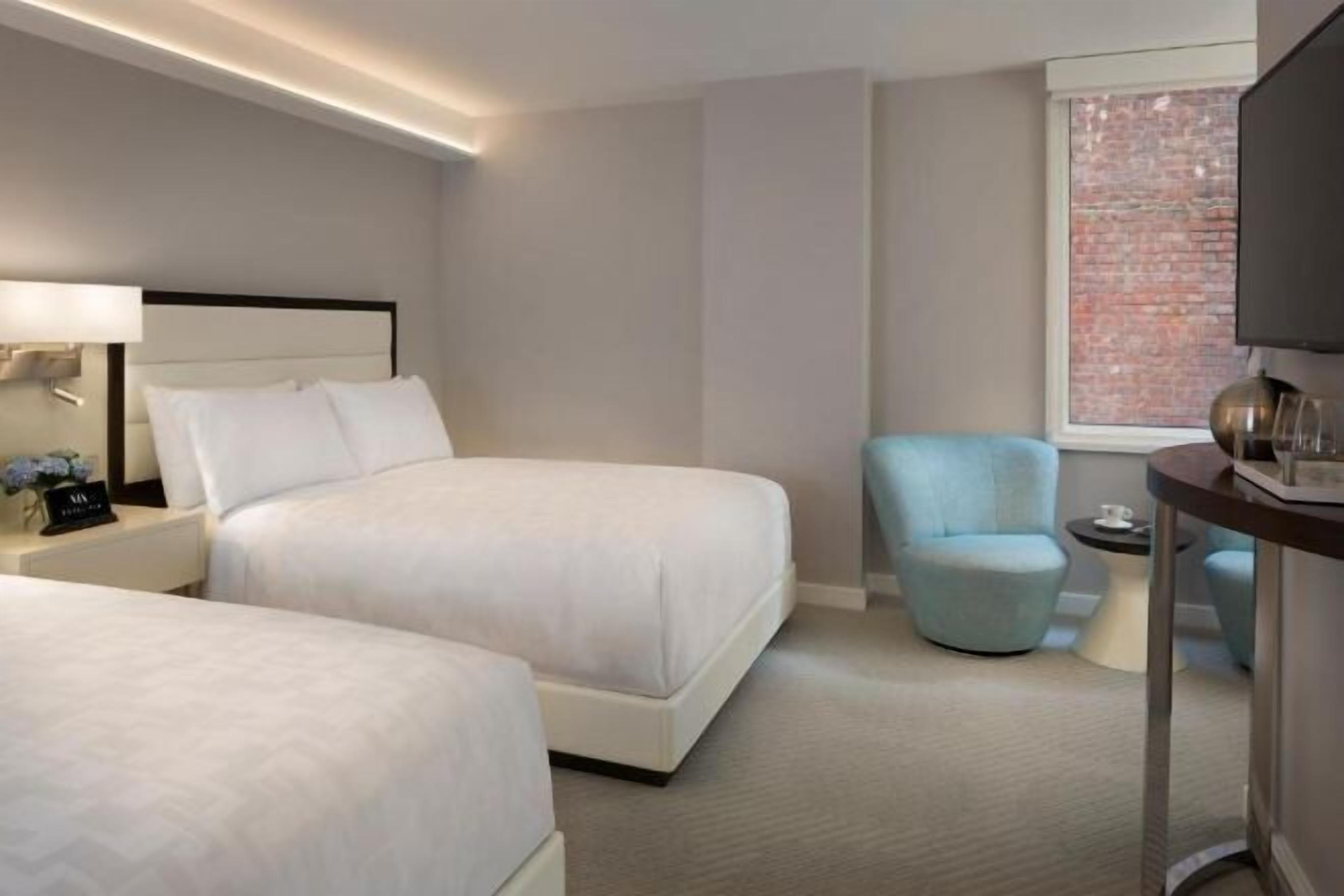 Hochwertige Bettwaren, Zimmersafe, Schreibtisch, Verdunkelungsvorhänge