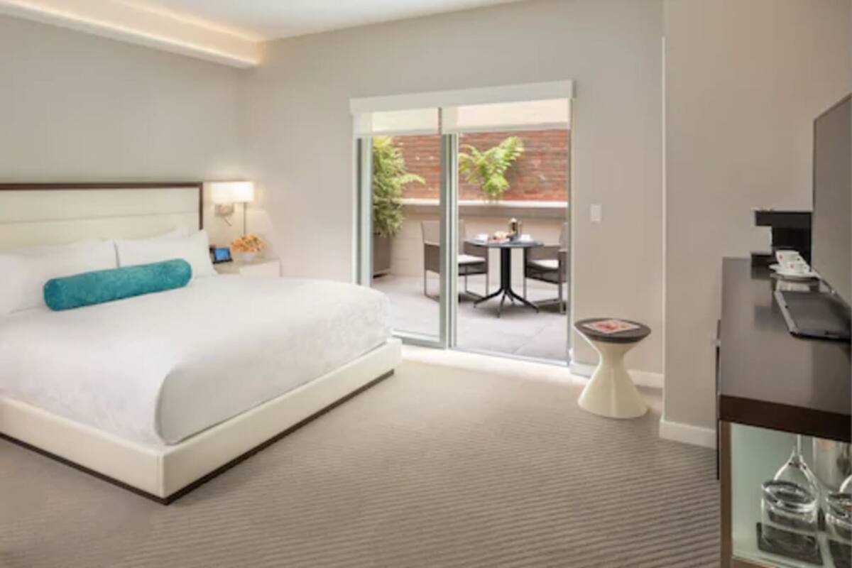 Premium bedding, in-room safe, desk, blackout drapes