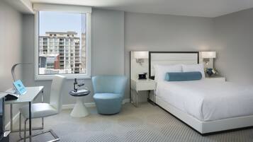 Ropa de cama de alta calidad y caja de seguridad en la habitación